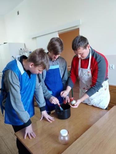 Klasa 2a-3a SSPdP w kuchni eksperymentuje przygotowując pyszne dania obiadowe.