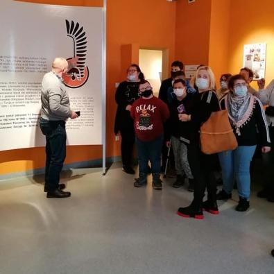 Lekcja historii uczniów SOSW na terenie muzeum 11 DK pancernej.