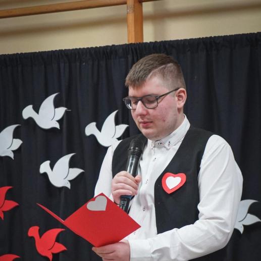 Apel z okazji Narodowego Święta Niepodległości w wykonaniu uczniów Specjalnego Ośrodka Szkolno-Wychowawczego im. J. Korczaka w Żaganiu.