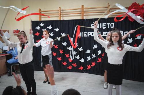 Apel z okazji Narodowego Święta Niepodległości w wykonaniu uczniów Specjalnego Ośrodka Szkolno-Wychowawczego im. J. Korczaka w Żaganiu.