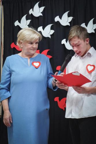 Apel z okazji Narodowego Święta Niepodległości w wykonaniu uczniów Specjalnego Ośrodka Szkolno-Wychowawczego im. J. Korczaka w Żaganiu.