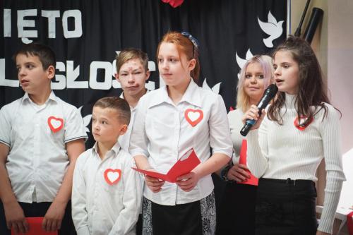 Apel z okazji Narodowego Święta Niepodległości w wykonaniu uczniów Specjalnego Ośrodka Szkolno-Wychowawczego im. J. Korczaka w Żaganiu.