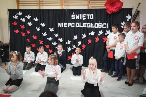 Apel z okazji Narodowego Święta Niepodległości w wykonaniu uczniów Specjalnego Ośrodka Szkolno-Wychowawczego im. J. Korczaka w Żaganiu.