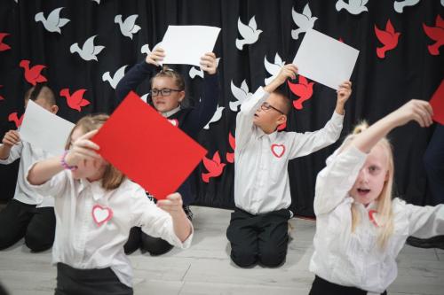 Apel z okazji Narodowego Święta Niepodległości w wykonaniu uczniów Specjalnego Ośrodka Szkolno-Wychowawczego im. J. Korczaka w Żaganiu.