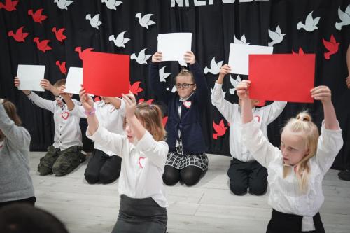 Apel z okazji Narodowego Święta Niepodległości w wykonaniu uczniów Specjalnego Ośrodka Szkolno-Wychowawczego im. J. Korczaka w Żaganiu.