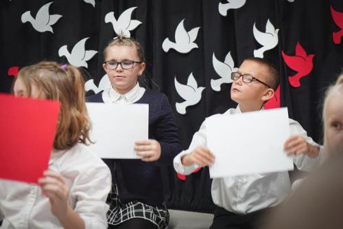 Apel z okazji Narodowego Święta Niepodległości w wykonaniu uczniów Specjalnego Ośrodka Szkolno-Wychowawczego im. J. Korczaka w Żaganiu.